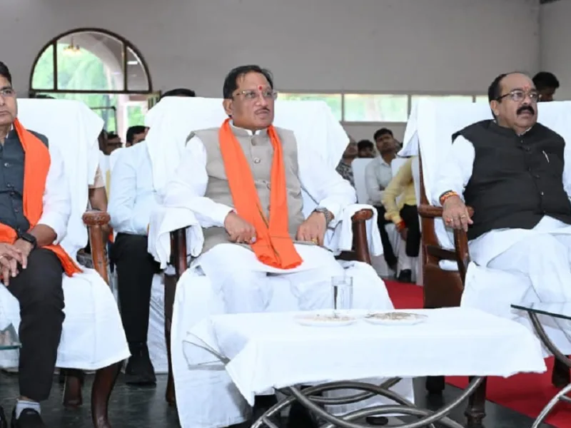 मुख्यमंत्री विष्णु देव साय रायपुर में मन की बात कार्यक्रम का 137वां एपिसोड सुनते हुए
