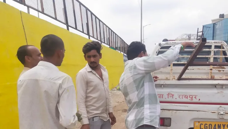 रायपुर नगर निगम के जोन-5 की टीम ने चंगोराभाठा स्थित ओवरब्रिज पर बिना अनुमति हो रही पेंटिंग को तुरंत रुकवाया। सामग्री जब्त कर कार्रवाई की गई।