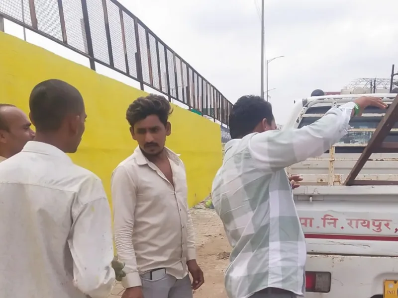 रायपुर नगर निगम के जोन-5 की टीम ने चंगोराभाठा स्थित ओवरब्रिज पर बिना अनुमति हो रही पेंटिंग को तुरंत रुकवाया। सामग्री जब्त कर कार्रवाई की गई।