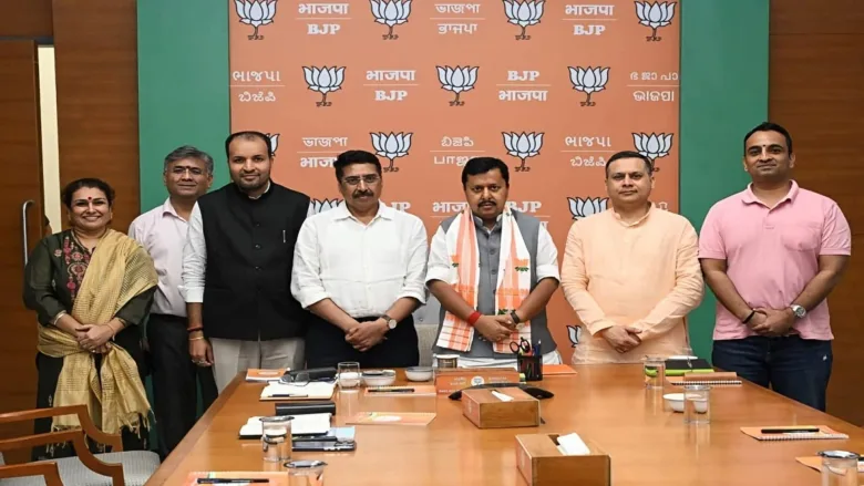 नई दिल्ली में भाजपा मुख्यालय के अंदर सोशल मीडिया की टीम