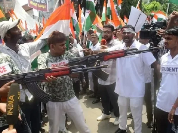 Patna Raj Bhavan March में AK-47 लेकर पहुंचे RJD कार्यकर्ता, विधायक बोले- Gen Z को डराया गया