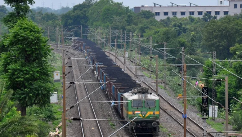 भारतीय रेल ने जुलाई 2026 में 141.3 मिलियन टन माल ढुलाई कर 9% की बढ़ोतरी दर्ज की है।