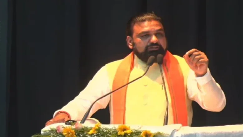बिहार के मुख्यमंत्री सम्राट चौधरी महिला सशक्तिकरण योजनाओं की घोषणा करते हुए