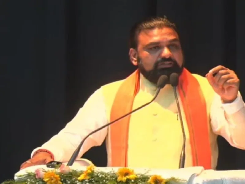 बिहार के मुख्यमंत्री सम्राट चौधरी महिला सशक्तिकरण योजनाओं की घोषणा करते हुए