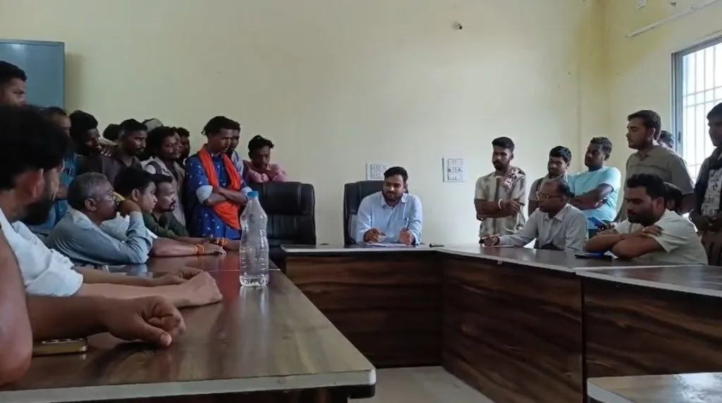 Workers complaint against SKA company at SECL Chhal open cast mine in Raigarh