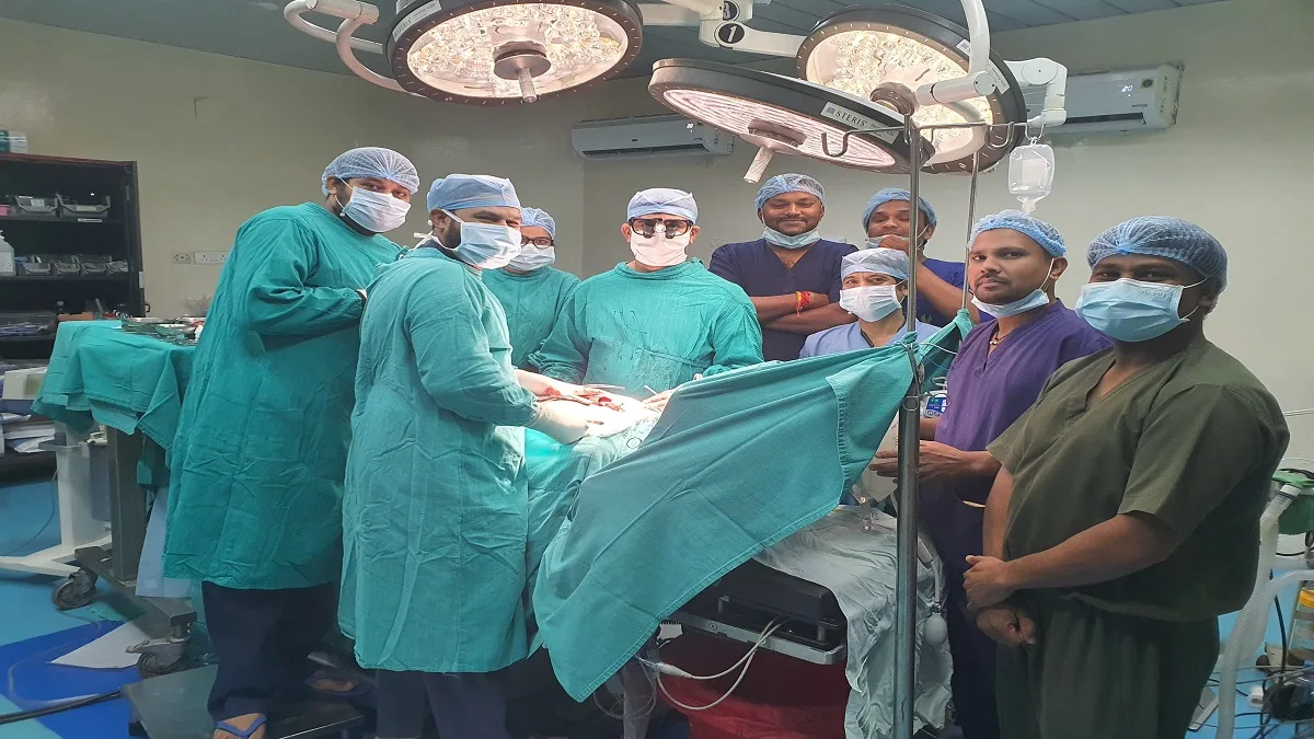 Doctors performing advanced lung lobectomy surgery at Ambedkar Hospital Raipur