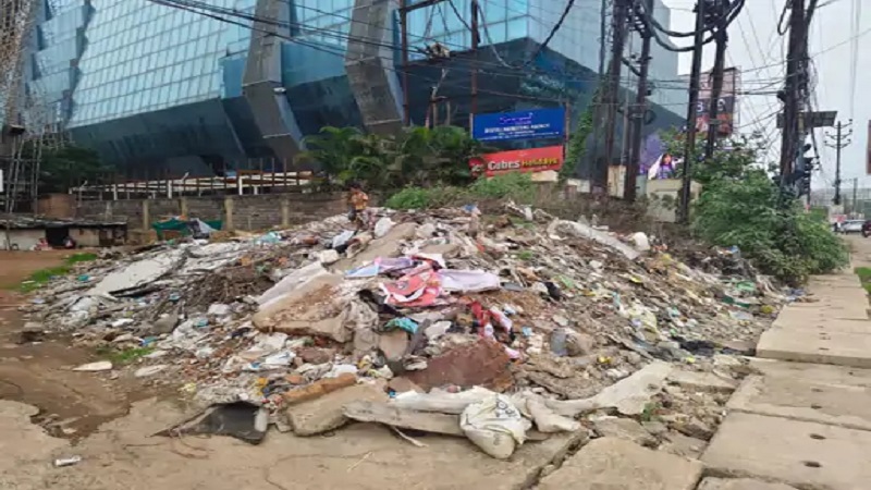Raipur News: VIP रोड पर मलबा फेंकने पर कारोबारी पर 25 हजार का जुर्माना