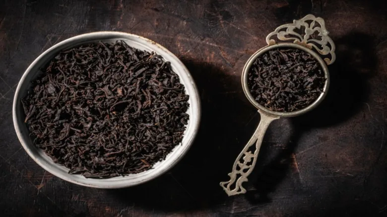 Home test for detecting iron particles in tea leaves using a magnet