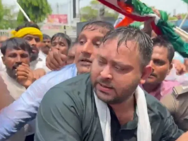 RJD Lok Bhavan March: लोकभवन मार्च में हिरासत में लिए गए तेजस्वी यादव, पुलिस ने वाटर कैनन चलाया
