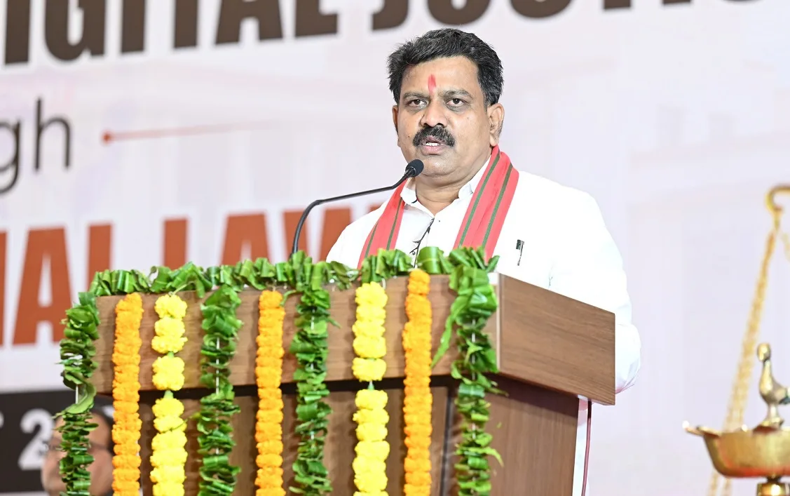 रायपुर में नए आपराधिक कानूनों पर आयोजित कार्यशाला को संबोधित करते गृह मंत्री विजय शर्मा