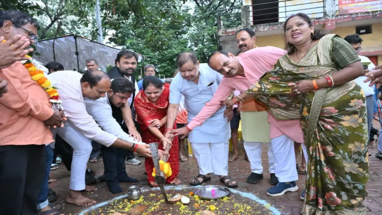रायपुर के मां दंतेश्वरी अखाड़ा कुशालपुर में 9 लाख रुपये के विकास कार्यों का भूमिपूजन करते विधायक सुनील सोनी और महापौर मीनल चौबे