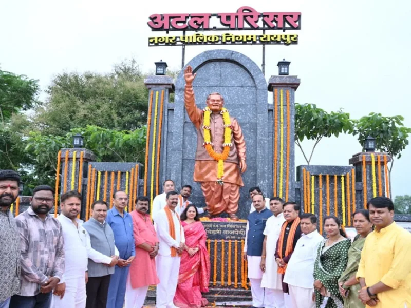 Atal Bihari Death Anniversary: अटल बिहारी वाजपेयी की 8वीं पुण्यतिथि पर रायपुर में पुष्पांजलि कार्यक्रम, जनप्रतिनिधियों और नागरिकों ने प्रतिमा स्थल पर अर्पित की श्रद्धांजलि