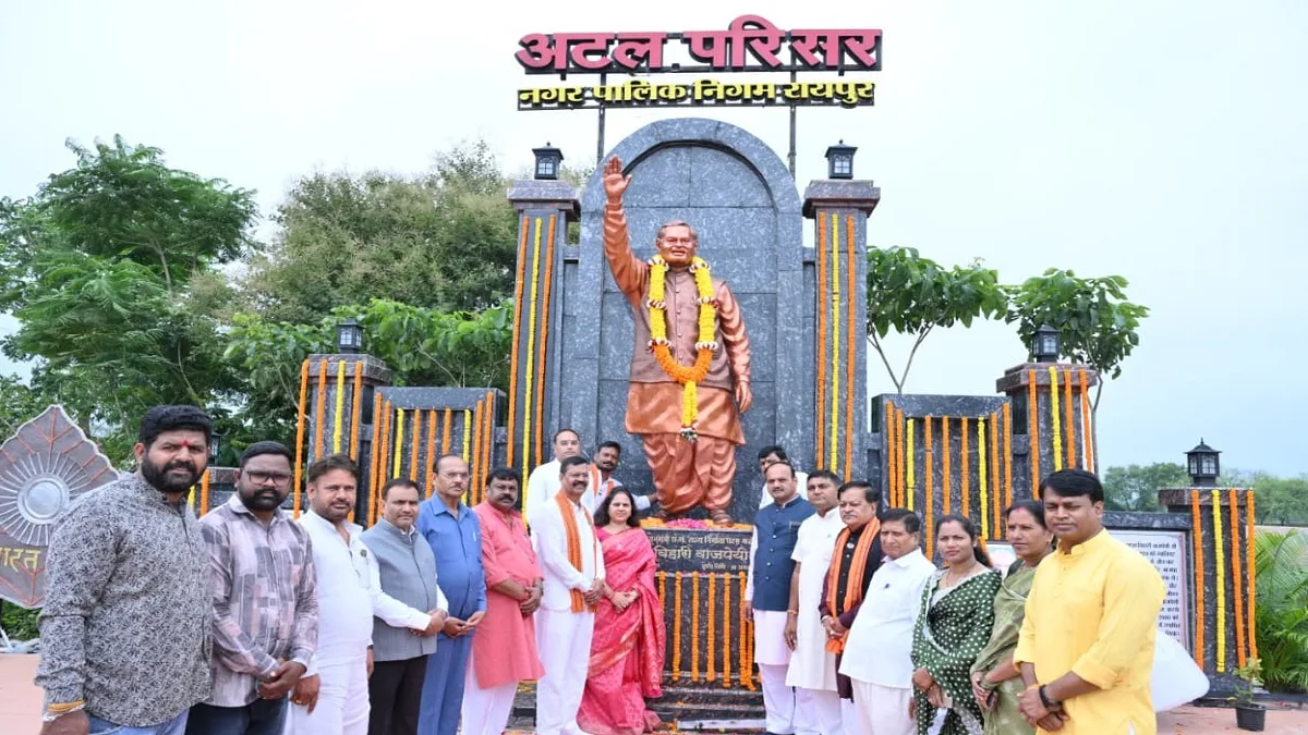Leaders paying tribute to former Prime Minister Atal Bihari Vajpayee on his 8th death anniversary in Raipur Chhattisgarh