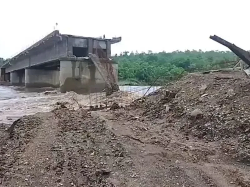Gariyaband: उदंती नदी पर बन रहा ₹9 करोड़ का पुल भरभरा कर गिरा, छत्तीसगढ़-ओडिशा को जोड़ने का था अहम प्रोजेक्ट, भ्रष्टाचार के उठे सवाल