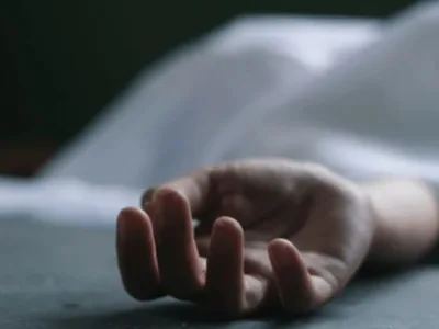 Chhattisgarh News: युवती को रोकने चलती कार की छत पर चढ़ा युवक, गिरने मौत, AIIMS अस्पताल के सामने हुआ हादसा