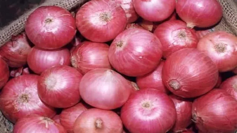 छत्तीसगढ़ की मंडी में प्याज की बोरियां और बिकता हुआ प्याज