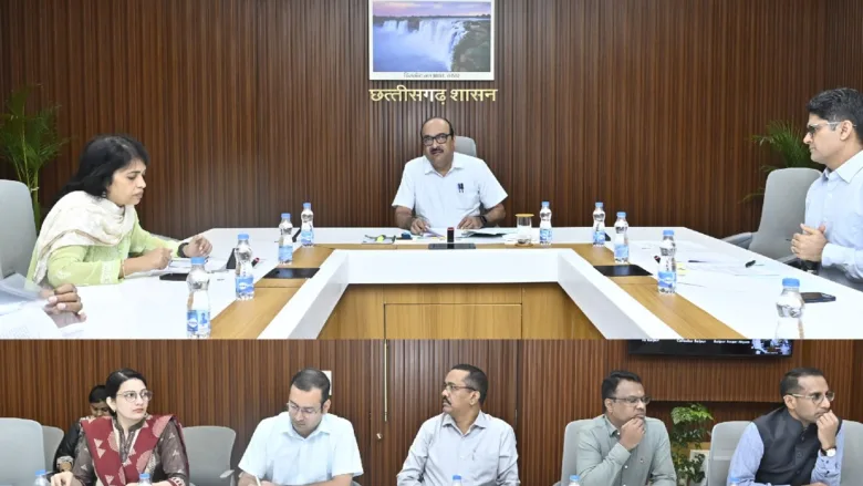 उपराष्ट्रपति के छत्तीसगढ़ प्रवास की तैयारियों को लेकर मंत्रालय में बैठक लेते मुख्य सचिव विकासशील
