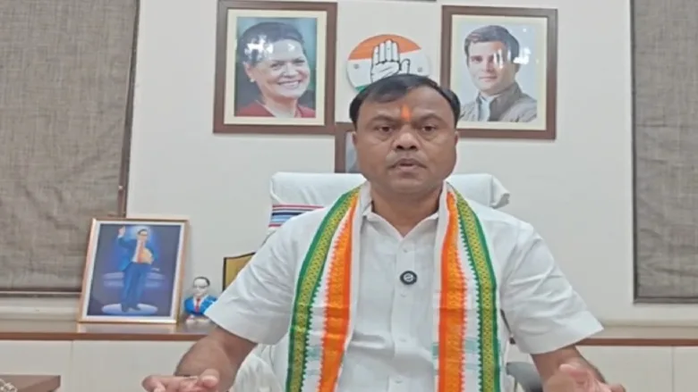भाजपा सरकार पर हमला बोलते हुए दीपक बैज