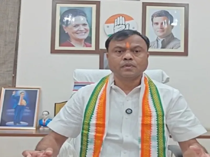 भाजपा सरकार पर हमला बोलते हुए दीपक बैज