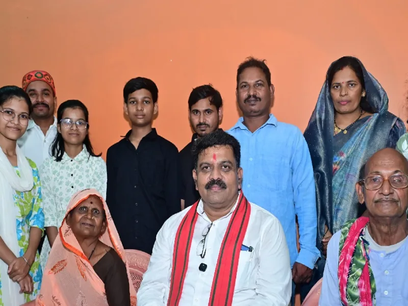 CG News: कबीरधाम की तीन सगी बहनों ने एक साथ क्रैक की NEET परीक्षा