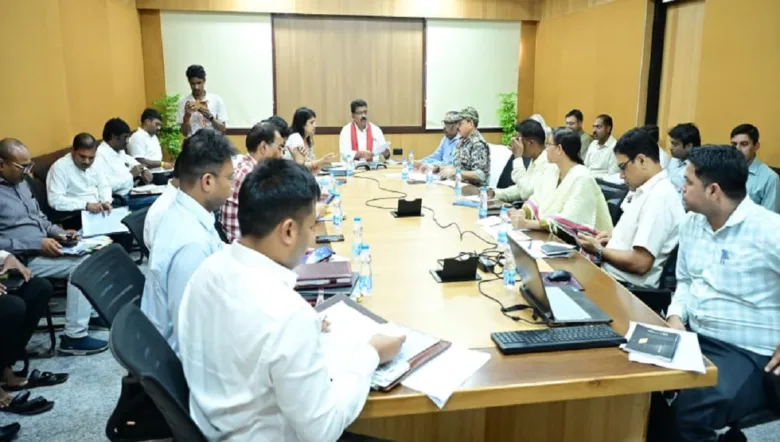 उप मुख्यमंत्री विजय शर्मा नवा रायपुर मंत्रालय में अधिकारियों के साथ नक्सल पुनर्वास और शहीद परिवारों की सहायता योजनाओं की बैठक लेते हुए।
