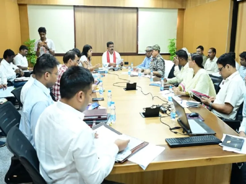 उप मुख्यमंत्री विजय शर्मा नवा रायपुर मंत्रालय में अधिकारियों के साथ नक्सल पुनर्वास और शहीद परिवारों की सहायता योजनाओं की बैठक लेते हुए।