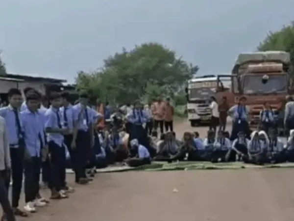 Swami Atmanand School Principal Removed: दुर्ग में स्कूली बच्चों का चक्काजाम, हटाए गए प्रिंसिपल, ओपन स्कूल का प्रभार भी समाप्त