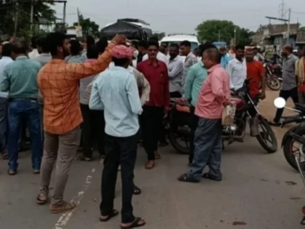 Arang: स्टे के चलते खाद की नीलामी करनी पड़ी रद्द, गुस्साए किसानों ने किया समोदा-लवन मार्ग पर किया चक्काजाम