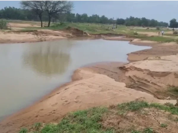 GARHIABAND FLOOD: नदी का तटबंध टूटने से आई बाढ़, उजड़ गई किसानों की दुनिया, 150 एकड़ खेत रेत में तब्दील
