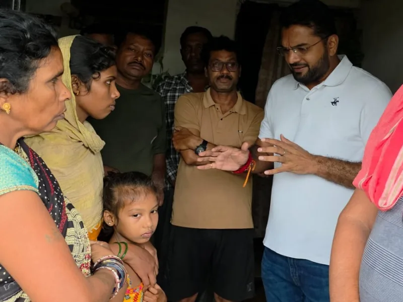 अम्लीडीह में घटनास्थल पर पीड़ित परिवार से मिलकर दुख जताते रायपुर नगर निगम के नेता प्रतिपक्ष आकाश तिवारी।