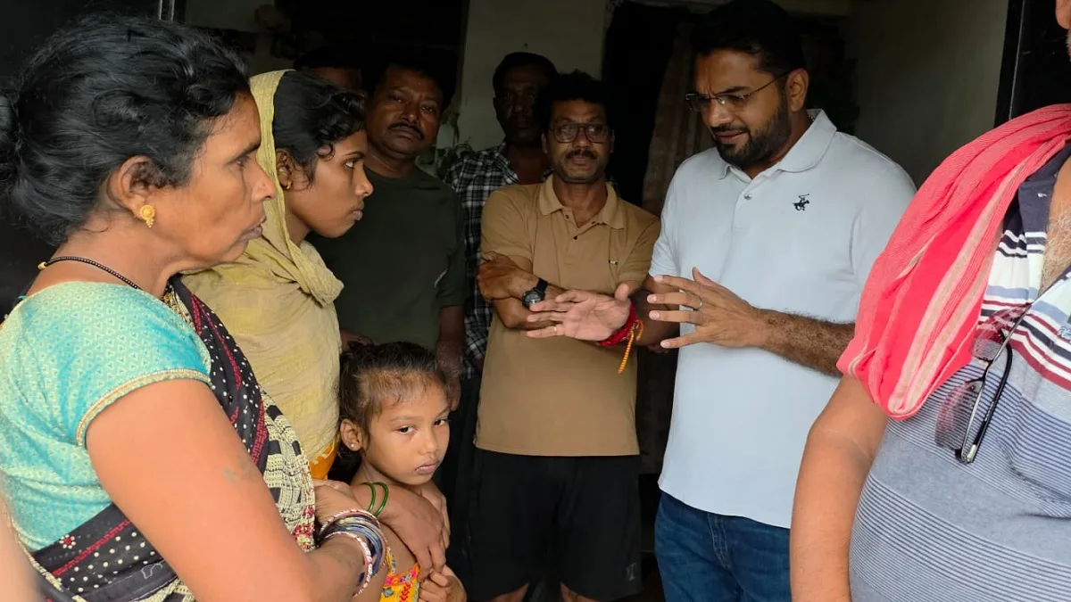 अम्लीडीह में घटनास्थल पर पीड़ित परिवार से मिलकर दुख जताते रायपुर नगर निगम के नेता प्रतिपक्ष आकाश तिवारी।