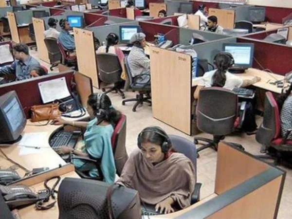 india-services-sector-growth: जुलाई में सुस्त पड़ा सेवा क्षेत्र, साढ़े चार साल की सबसे धीमी रही विकास दर, एचएसबीसी सर्विसेज पीएमआई 57.4 से फिसलकर 53.3 पर पहुंचा