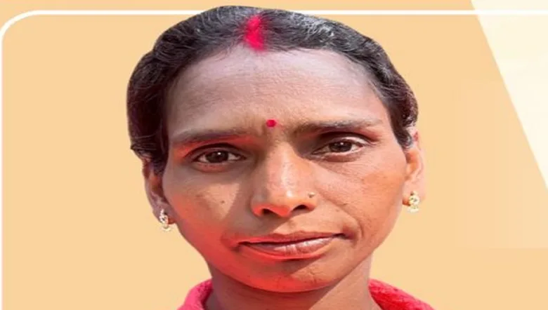 जशपुर जिले के वन धन विकास केंद्र सहकारी समिति, पनचक्की की अध्यक्ष कांता बाई के नेतृत्व में महिलाओं ने औषधीय वनोपज से शुद्ध च्यवनप्राश सहित कई हर्बल उत्पाद तैयार करना शुरू किया