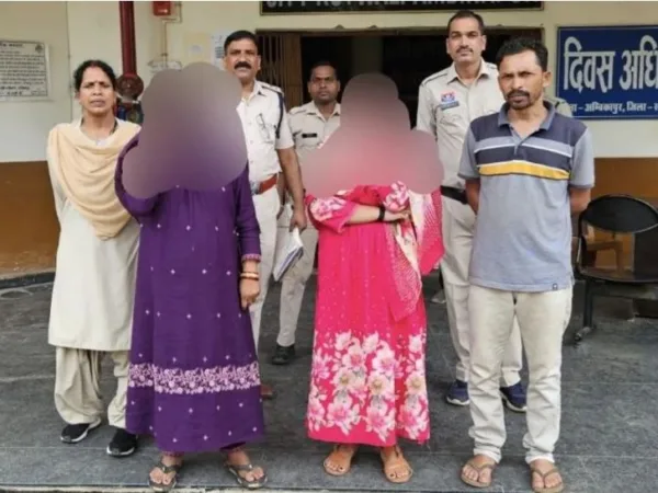 Ambikapur Crime: 68 साल पहले मरे व्यक्ति को “जिंदा” कर हड़प ली जमीन, फर्जी आधार बनाकर की लाखों की ठगी, 3 गिरफ्तार