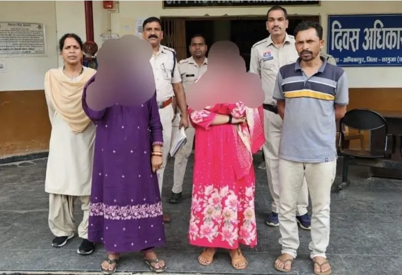 फर्जी आधार बनाकर की लाखों की ठगी