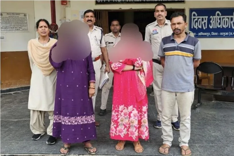 फर्जी आधार बनाकर की लाखों की ठगी