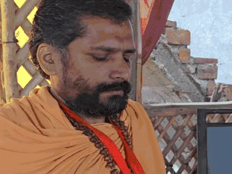 निर्मोही अखाड़े के महामंडलेश्वर और सदावल मार्ग स्थित दादूराम आश्रम के संचालक ज्ञान दास महाराज के खिलाफ एक युवती की शिकायत पर दुष्कर्म, मारपीट और जान से मारने की धमकी देने की धाराओं में FIR दर्ज की गई है।