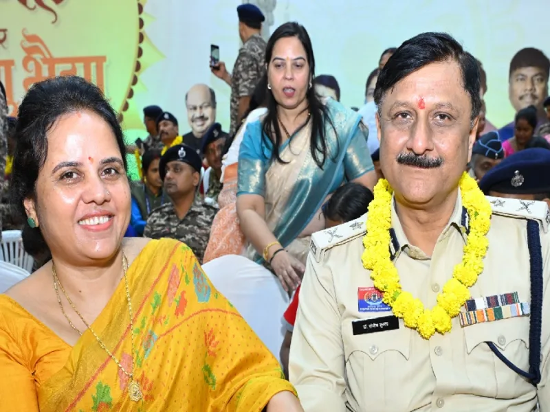 Raipur Mayor Meenal Chaubey tying Rakhi to Police Commissioner Dr Sanjeev Shukla at Balbir Singh Juneja Indoor Stadium