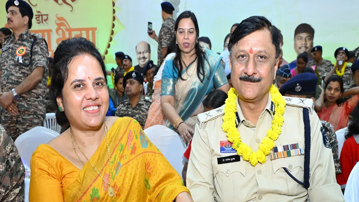 Raipur Mayor Meenal Chaubey tying Rakhi to Police Commissioner Dr Sanjeev Shukla at Balbir Singh Juneja Indoor Stadium