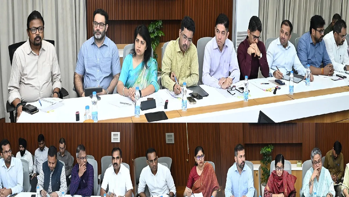 छत्तीसगढ़ मंत्रालय में मुख्य सचिव विकासशील द्वारा ली जा रही समीक्षा बैठक