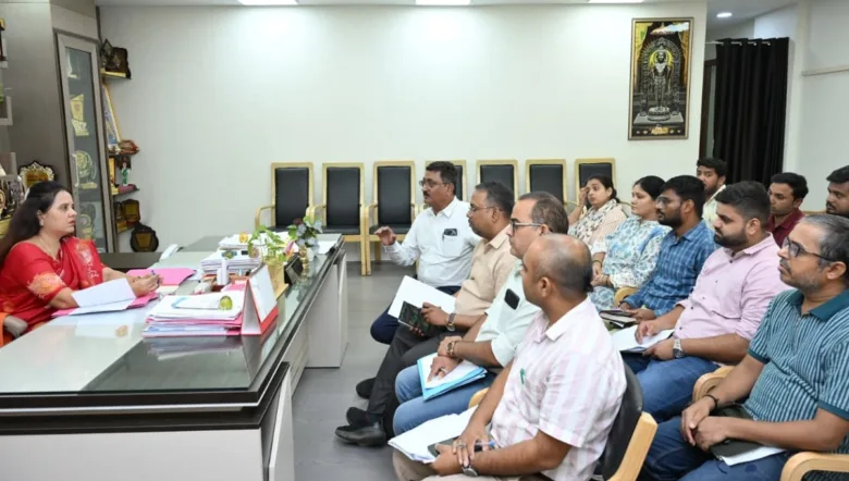 Raipur Mayor Meenal Choubey review meeting of PM Awas Yojana housing site works