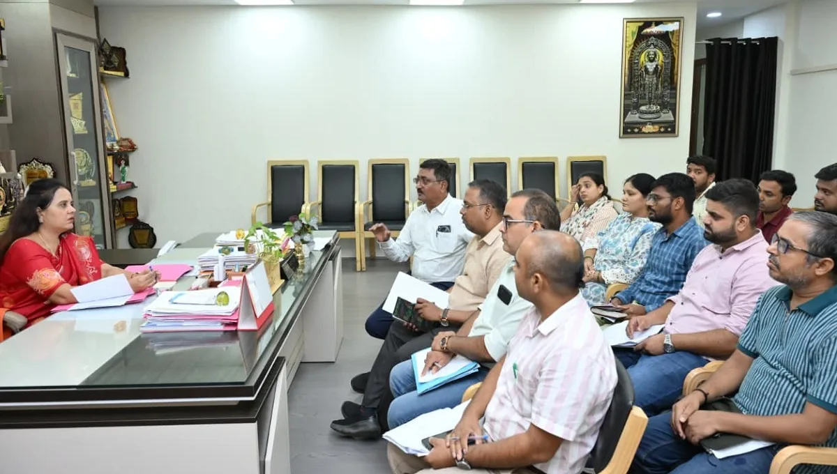 Raipur Mayor Meenal Choubey review meeting of PM Awas Yojana housing site works