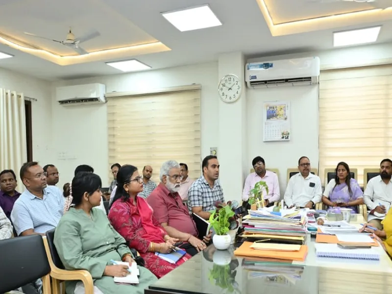 रायपुर नगर निगम मुख्यालय में महापौर मीनल चौबे द्वारा बुलाई गई समीक्षा बैठक
