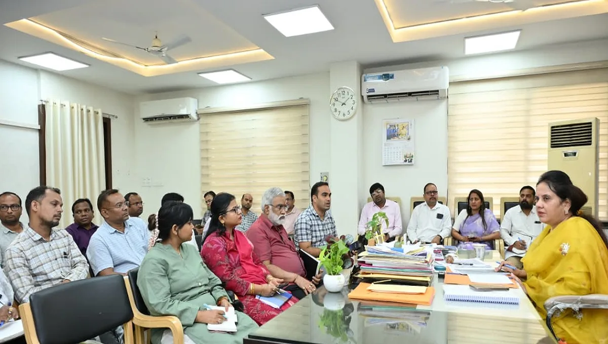 रायपुर नगर निगम मुख्यालय में महापौर मीनल चौबे द्वारा बुलाई गई समीक्षा बैठक