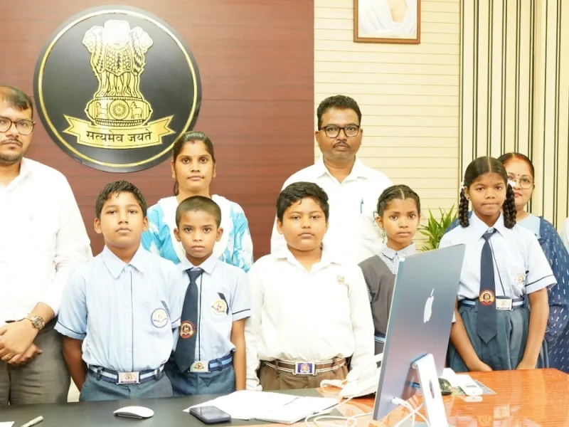 सुकमा कलेक्टर अमित कुमार के साथ अटल उत्कृष्ट शिक्षा योजना में चयनित 5 बच्चे और श्रम विभाग के अधिकारी
