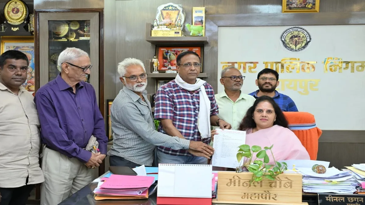 रायपुर महापौर मीनल चौबे से मुलाकात कर अपनी मांग रखते खालसा स्कूल के विस्थापित व्यापारी