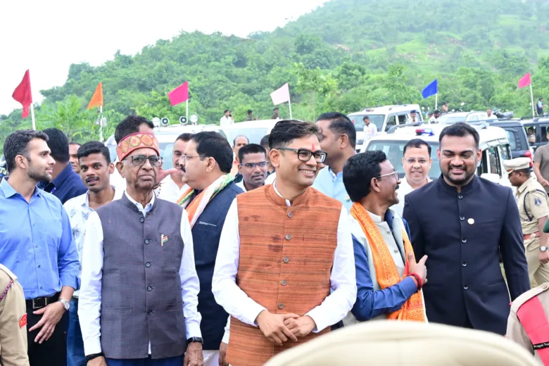 वित्त मंत्री ओपी चौधरी स्वतंत्रता दिवस पर रायगढ़ नगर वन में पौधा लगाते हुए
