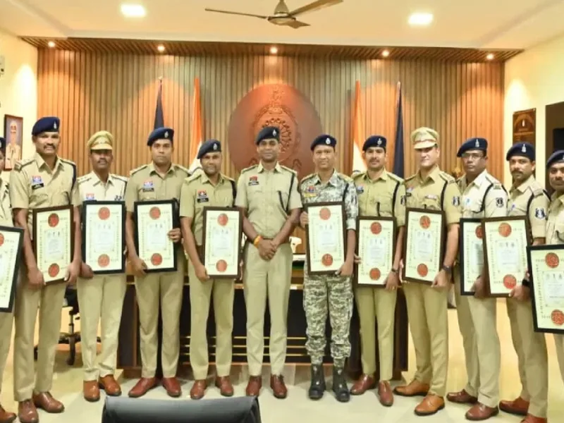 CG News: नक्सल मोर्चे पर अदम्य साहस का सम्मान, दंतेवाड़ा पुलिस के अधिकारियों को अमित शाह का प्रशंसा पत्र, एसपी ने किया सम्मानित