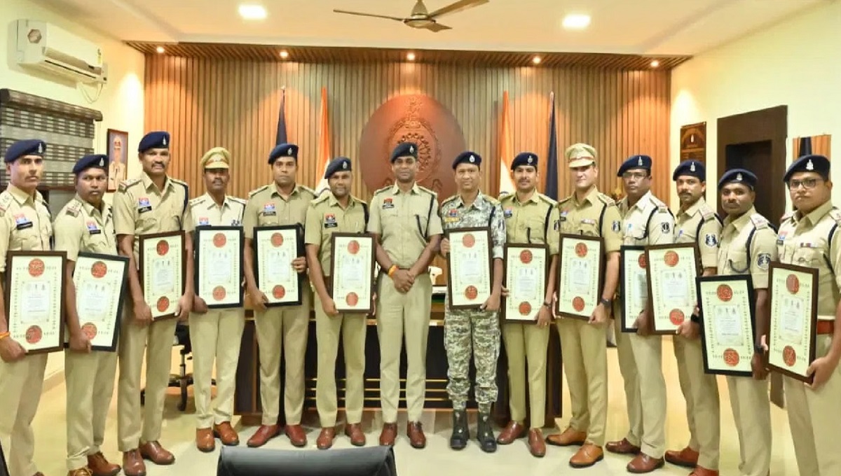 CG News: नक्सल मोर्चे पर अदम्य साहस का सम्मान, दंतेवाड़ा पुलिस के अधिकारियों को अमित शाह का प्रशंसा पत्र, एसपी ने किया सम्मानित
