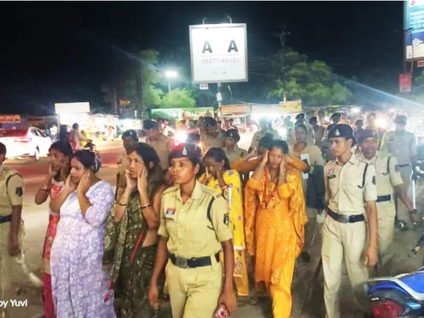 Navapara-Rajim: आदतन अपराधी को छुड़ाने पुलिस से भिड़े परिजन, पालिका सभापति समेत 15 गिरफ्तार, पुलिस ने शहर में निकाला जुलूस